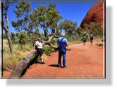 Umrundung des Uluru auf dem Base Walk