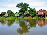 1_Boot_TonleSap_300_1000.jpg