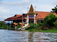 1_Boot_TonleSap_480_1000.jpg