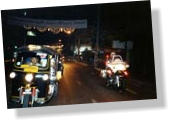 Mit Polizeibegleitung zum Night Bazar