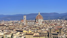 Blick von einem Rastplatz oberhalb von Florenz auf den Dom