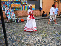 Salvador da Bahia  Eine Bahianerin in ihrer landestypischen Kleidung