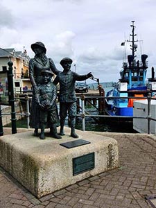 Statue von Annie Moore in Cobh Statue von Annie Moore in Cobh