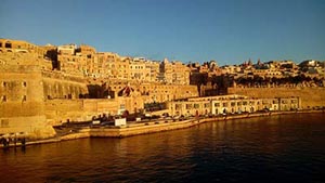 Blick vom Hafen auf Valletta