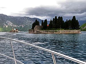 Auf der Insel ist ein Friedhof