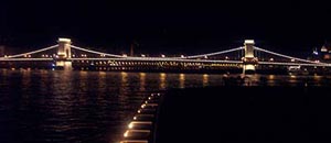 Brücke über die Donau bei Nacht