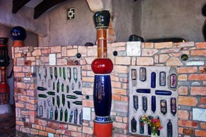 Die Hundertwasser-Toilette in Kawakawa